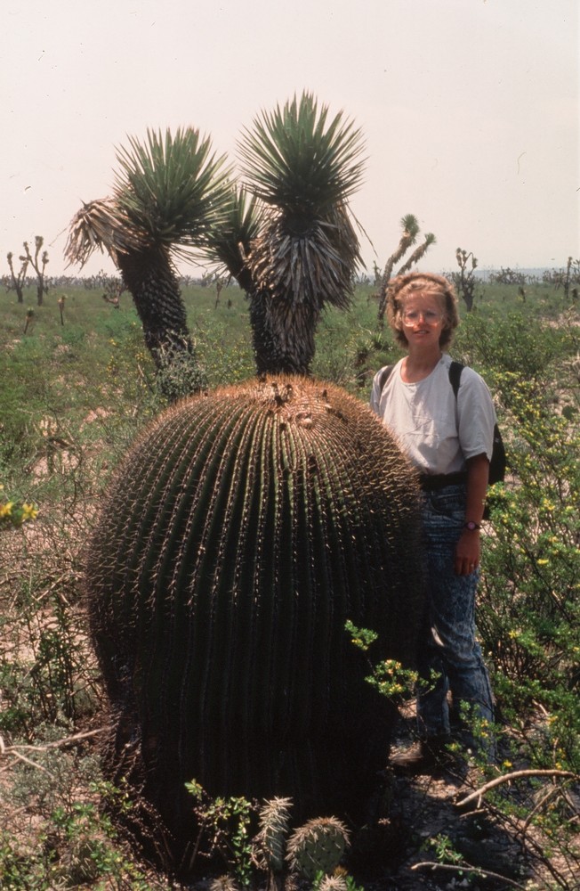 Ute Seitz mit großem Kaktus